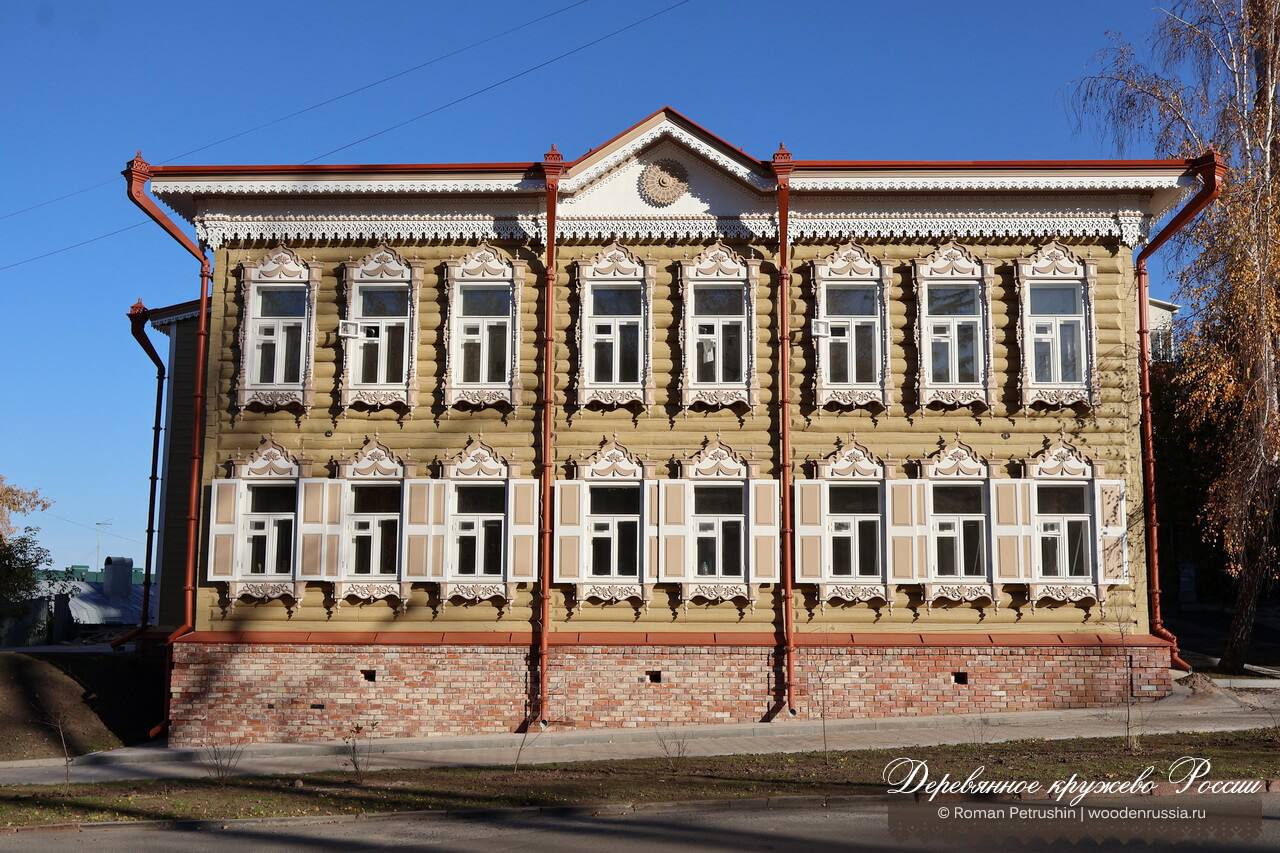 В Томске 14 объектов получили льготную аренду по программе «Дом за рубль» В 2024 году в Томске восстановили сразу семь исторических домов в рамках муниципального проекта «Дом за рубль». Об этом сообщил мэр Дмитрий Махиня в ходе ежегодного отчета. По его словам, это такой же объём, как за все предыдущие годы реализации программы. На сегодняшний день арендная плата в размере одного рубля установлена в отношении 14 объектов. Всего в проекте участвуют 64 дома, из них 12 были включены в программу в прошлом году. Махиня отметил, что положительной динамике способствовали дополнительные меры поддержки инвесторов, принятые совместно с депутатами. — В следующем году программе «Дом за рубль» исполнится 10 лет. К юбилею мы планируем выпустить фотоальбом с историями восстановленных зданий и участников проекта. Это инициатива, которой мы по праву гордимся и будем развивать дальше, — сказал мэр. Программа «Дом за рубль» стартовала в Томске в 2015 году по инициативе мэра Ивана Кляйна. Её цель — сохранить уникальное деревянное зодчество города за счёт привлечения частных инвесторов. Город передаёт расселённые, но представляющие культурную ценность дома в аренду за один рубль в год. Взамен арендатор обязуется провести реставрацию объекта в установленные сроки и по согласованному проекту. За почти десять лет томский «Дом за рубль» превратился в один из самых заметных проектов по сохранению архитектурного наследия в России.