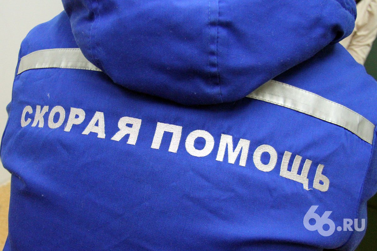 Подростки хоккеисты попали в больницу во время поездки на турнир На скорой увезли семь спортсменов из свердловской команды Маяк приехавших играть в Архангельск На плохое самочувствие они пожаловались 23 января На следующий день нехорошо стало еще одному подростку сообщил портал 29 RU Все заболевшие в возрасте от 14 до 16 лет У них обнаружили норовирус Известно что хоккеисты питались в кафе Оливье После отравления на объекте взяли пробы Следственный комитет возбудил уголовное дело по статье о нарушении требований безопасности при оказании услуг   Новости из Екатеринбурга