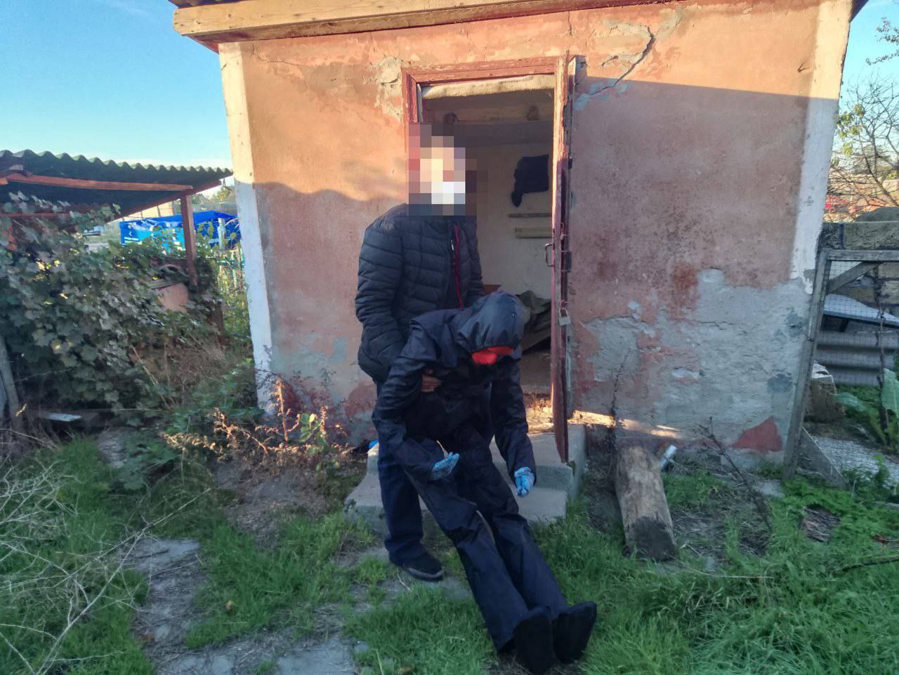 Житель Херсонской области предстанет перед судом по обвинению в убийстве Скадовским межрайонным следственным отделом СУ СК России по Херсонской области завершено расследование уголовного дела в отношении 51-летнего жителя Голопристанского округа. Он обвиняется в совершении преступления, предусмотренного ч. 1 ст. 105 УК РФ убийство . Следствием установлено, что в конце декабря 2022 года в вечернее время обвиняемый, находясь в состоянии алкогольного опьянения в помещении домовладения, расположенного в селе Круглозерка, на почве личных неприязненных отношений нанес один удар ножом в грудь своему знакомому. От полученных телесных повреждений потерпевший скончался на месте преступления. В последующем злоумышленник перенес и спрятал тело знакомого в погребе сарая, неподалеку от домовладения, где тот находился до момента обнаружения сотрудниками правоохранительных органов. Следователями межрайонного следственного отдела назначены и проведены судебные экспертизы, выводы которых в совокупности с иными доказательствами полностью изобличают обвиняемого в совершенном преступлении. В ходе допроса фигурант признал свою вину, ему избрана мера пресечения в виде заключения под стражу. Следствием собрана достаточная доказательственная база, в связи с чем уголовное дело с утвержденным надзорным ведомством обвинительным заключением направлено в суд для рассмотрения по существу.