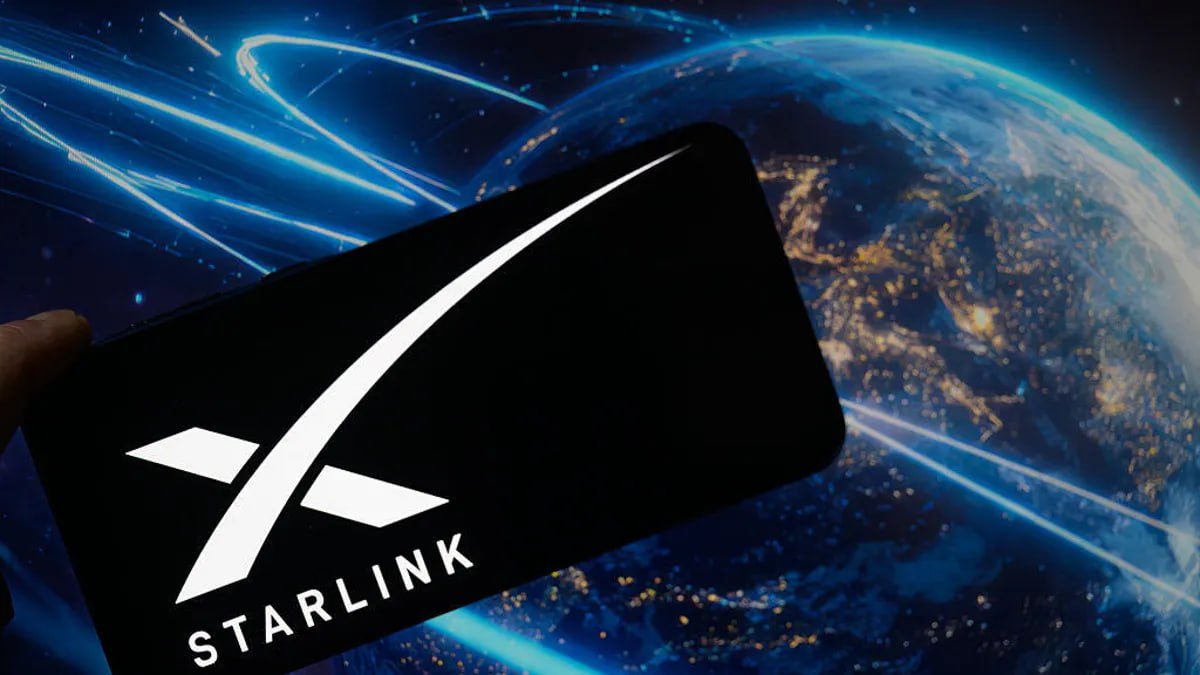 SpaceX планирует подключить обычные смартфоны напрямую к спутникам Starlink без терминалов Илон Маск сообщил что после покупки радиочастотного спектра у EchoStar за 17 млрд спутники смогут работать как орбитальные сотовые вышки Сейчас 657 спутников поддерживают технологию Direct to Cell остальные обеспечивают широкополосный интернет Маск отметил что потребуется около двух лет на выпуск смартфонов с нужными чипсетами Пока что прямое подключение доступно ограниченно пользователи T Mobile могут отправлять SMS через Starlink в зонах без покрытия а уже с октября сервис начнет поддерживать мобильные данные в сторонних приложениях Starlink не намерен заменять крупных операторов а лишь дополнять их обеспечивая связь в труднодоступных регионах хотя Маск не исключил возможных слияний с Verizon