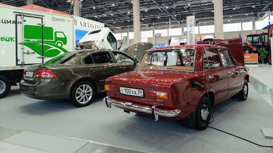 «Автотор» показал электрическую «копейку»  В рамках выставки Kazan Truck Expo предприятие напомнило о собственном проекте ремоторизации — перевода старых автомобилей с топливных моторов на электротягу. Представлены два батарейных прототипа на базе Kia Magentis и ВАЗ-2101.  Kia Magentis оснастили электродвигателем с жидкостным охлаждением, развивающим 88 л.с. номинальной мощности и 177 пиковой. 240-килограммовый аккумулятор на 93 Ач обеспечивает запас хода до 300 километров.  Характеристики электрического ВАЗ-2101 не называются. Судя по фото, управляющие компоненты силовой установки скомпонованы в моторном отсеке, а зарядный порт установлен на месте заливной горловины топливного бака.   Фото: телеграм-канал Dan s Garage