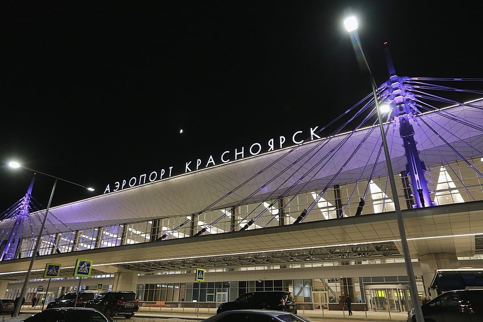 Вечером 21 мая пассажиры из Красноярска снова не смогли вовремя улететь в Москву Причина: из-за массовой атаки беспилотников в столичных аэропортах вводили план «Ковер». Как рассказала пресс-служба красноярской воздушной гавани, самолет SU 1491 должен был вылететь в 22:35, однако время изменилось на 04:05. Кроме того, задержался рейс SU 1484.
