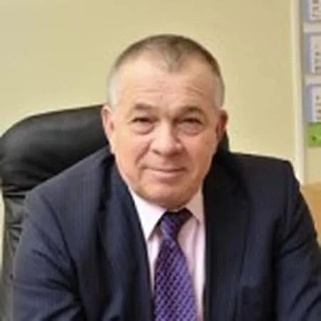 В Светлоярском районе продолжаются поиски пропавших без вести рыбаков По неподтвержденной информации одним из них мог оказаться известный волгоградский бизнесмен и застройщик Александр Назаров Еще трое пропавших предположительно его родственник и два близких друга Один из пропавших был найден погибшим Тело Александра Назарова пока не нашли У погибшего обнаружили травмы на голове Предварительно они возвращались обратно и либо перевернулись либо обо что то ударились У него есть две яхты но они отправились на небольшой рыболовной лодке Астраханке рассказал собеседник newsv1 Фото Официальный сайт ООО БИС Тут канал без замедлений