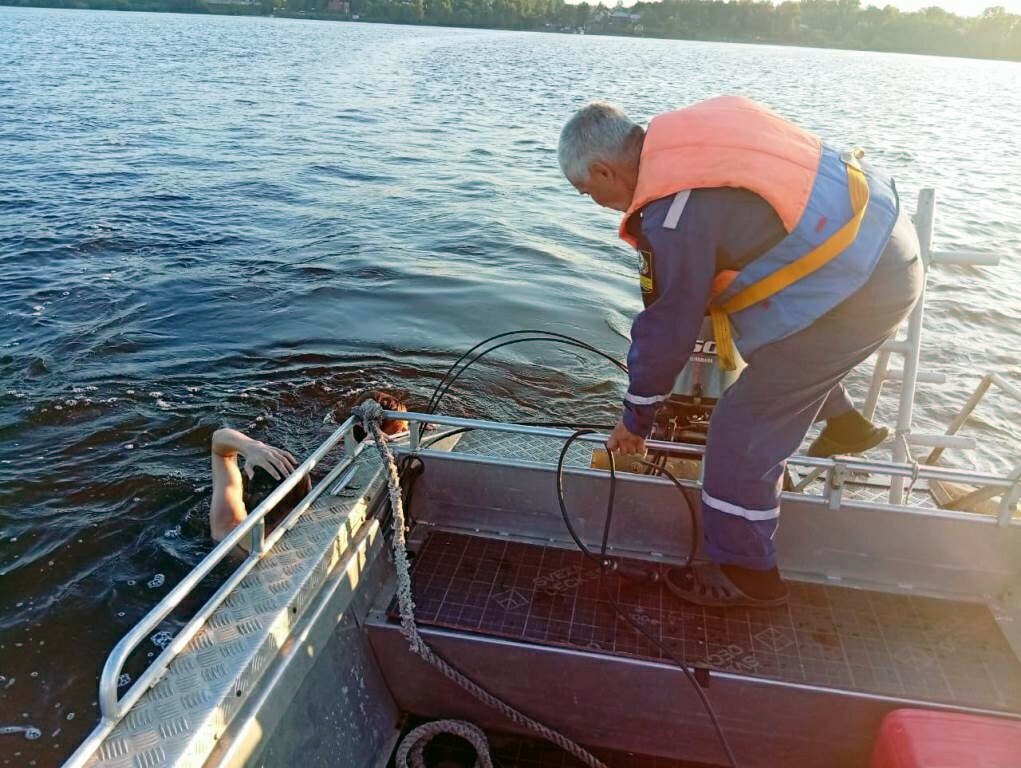 В Кинешме двое подростков не доплыли до Заволжского берега  Вечером 8 августа двое подростков 12 и 13 лет решили переплыть реку в районе СПА «Волга». Ширина реки в этом месте – около километра. Однако до левого, Заволжского берега, ребята не доплыли – выбились из сил. К счастью, дети могли держаться на воде. Минут через 15 их нашли спасатели - начальник маневренно-поисковой группы №2 Павел Цветков и водолаз Игорь Золотов.    «На дорогу и поиски детей у нас ушло примерно минут пятнадцать, - рассказал Павел Николаевич. -  Подростки были обнаружены в 300 метрах от левого берега реки Волга. Мы их подняли на борт мотолодки и доставили на спасательную станцию. От медицинской помощи мальчишки отказались. Но главное, что все благополучно закончилось».  Источник, фото: spas37
