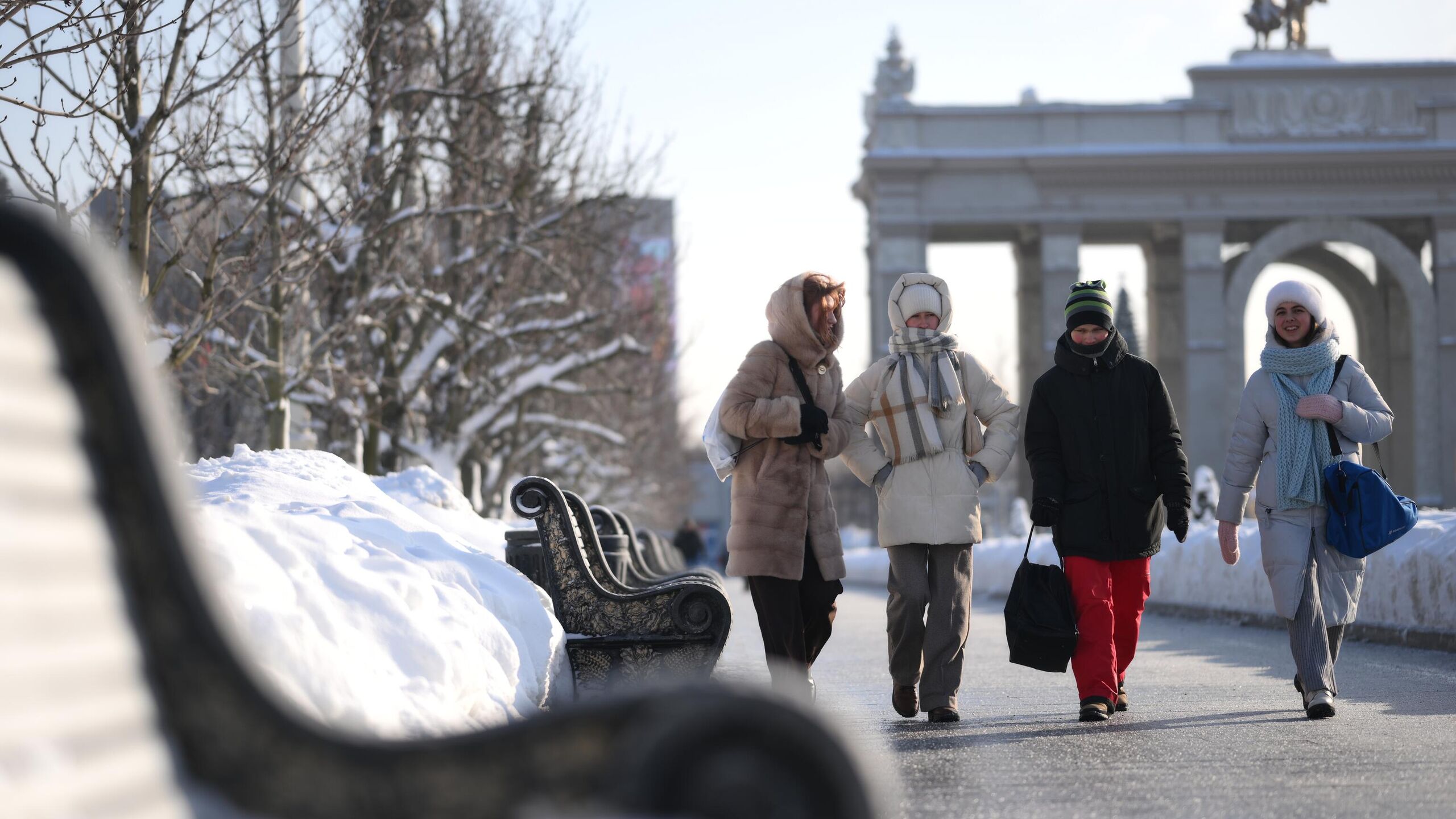 Солнечная и морозная погода ожидает Москву в первой половине недели заявил РИА Новости заслуженный метеоролог Российской Федерации Роман Вильфанд Длительный период не просто холодной а очень холодной погоды который тянется уже почти две недели вот он и в течение первой половины нынешней недели тоже будет продолжаться И связано это с тем что хоть воздушные массы приходят к нам с запада они все равно сформированы в северных регионах они холодные по определению Адвекция холодных воздушных масс определяет температурный режим в центре Европейской России сказал Вильфанд Он отметил что воздушные массы идут по восточной периферии антициклона принося холодный воздух