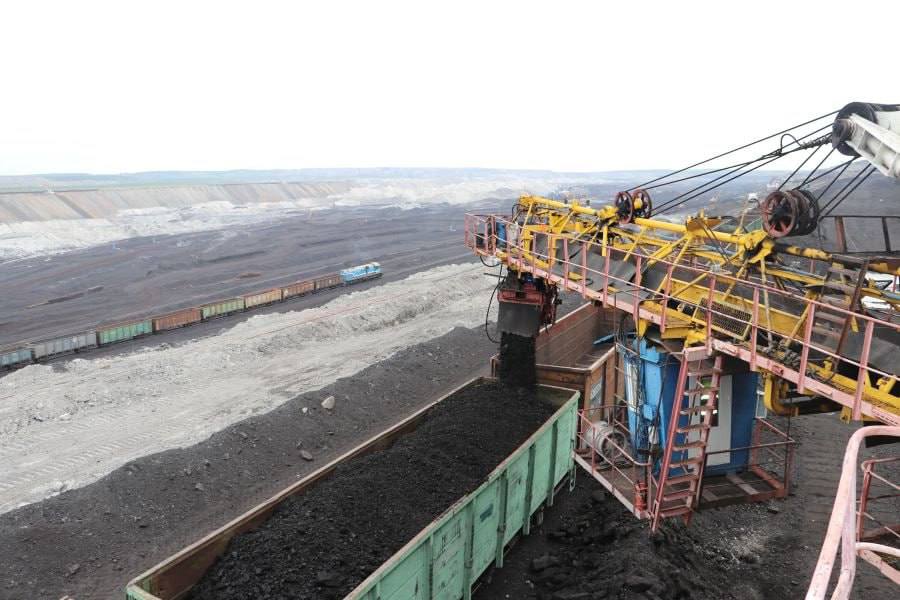 Угольщики Хакасии подсчитывают убытки За 9 месяцев их объем превысил 5 млрд рублей сообщили в правительстве республики При этом ТАСС пишет что с начала года одно предприятие приостановила добычу некоторые работают на 15 30 от своих мощностей При этом из за кризиса 2 3 зарплаты получают 113 горняков