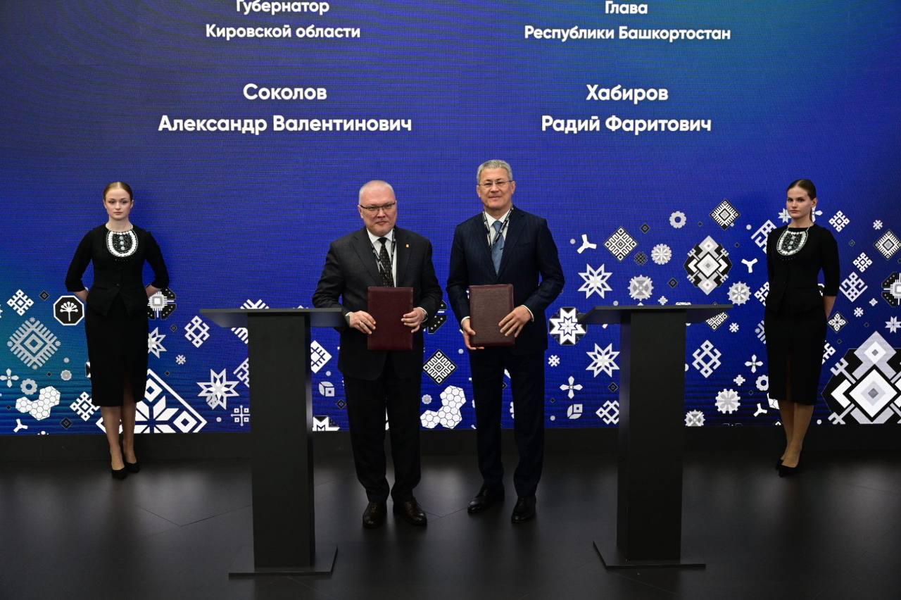 Представил ключевые промышленные инициативы Башкортостана Председателю Правительства России Михаилу Владимировичу Мишустину, который посетил наш стенд на Международной выставке «Иннопром-2025». В прошлом году я докладывал ему, что мы наладили производство электромоторов для беспилотных авиационных систем. Сегодня показали, что за год сделали большой шаг вперед – производим их уже сотнями тысяч. Также дали старт большому проекту строительства производства суперабсорбирующих полимеров на «Газпром нефтехим Салавате». Они нужны для производства медицинских изделий и средств личной гигиены, тех же подгузников. Раньше мы такие полимеры не выпускали и даже в этом зависели от зарубежных партнеров. Мы долго готовили этот проект, он вошел в число приоритетных в Российской Федерации. Объем инвестиций – 20 млрд рублей. Это очень хорошая история. Доложил, что мы начинаем крупный проект по изготовлению поршневых двигателей для малой авиации. Наше ОДК-УМПО занималось этим почти год. Сейчас наша задача – плавно перейти в серийное производство. И мы попросили соответствующей поддержки у Председателя Правительства. Михаил Владимирович отметил, что в Башкортостане крепкая научная школа, сильная нефтехимия, машиностроение. Поблагодарил Председателя Правительства за постоянное внимание к Башкортостану и поддержку наших инициатив. Он всегда и во всем нам помогает. У делегации Башкортостана на «Иннопроме» традиционно плотный график. Десятки встреч, переговоров с руководством регионов, крупных промышленных компаний. Работаем дальше.