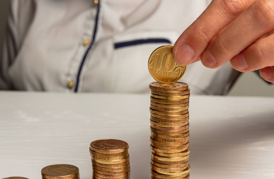 Газпром продолжил борьбу за налоговые льготы на имущество Лахта Центра Газпром обжаловал решение Арбитражного суда Петербурга который в октябре 2025 года отказал компании в получении инвестиционной льготы по налогу на имущество для Лахта Центра на сумму около 3 5 млрд рублей Суд посчитал что компания не является инвестором строительства так как здание было введено в эксплуатацию в 2018 году до его покупки Эксперты отмечают что суды придерживаются строгого толкования налоговых норм что может привести к увеличению налоговых споров В этом году бизнес столкнется с новыми вызовами из за налоговой реформы включая повышение ставки НДС и изменения в упрощенной системе налогообложения Подробнее в материале ДП по ссылке Av Antropov Shutterstock FOTODOM