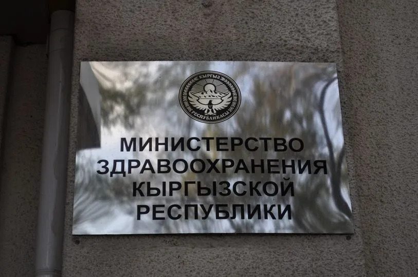 Отказалась возместить контракт Суд с нейрохирургом прокомментировал Минздрав В Минздраве напомнили что выпускники медвузов обучавшиеся на бюджете обязаны отработать не менее двух лет в регионах В случае отказа они должны в течение шести месяцев возместить стоимость обучения Сейил Абылгазиеву направили в Таласскую областную больницу Однако она туда не поехала Она также отказалась компенсировать стоимость обучения Ранее Абылгазиева заявляла что планировала выплатить контракт По ее словам перед принятием закона о пятилетней отработке действовал устный запрет на это Поэтому у нее оставался только вариант с отработкой При этом она утверждает что условия в больнице не позволяют оказывать качественную помощь 2 декабря 2025 года она подала иск в Административный суд Бишкека Она требовала признать незаконными действия Минздрава по запрету выдачи сертификата 13 марта 2026 года суд прекратил дело из за отсутствия предмета спора Истец подала жалобу но 8 апреля городской суд оставил решение без изменений В Минздраве подчеркнули что запретов не было Параллельно ведомство подало иск о понуждении к отработке Подробнее читайте в нашем материале 24KG Новости Кыргызстана