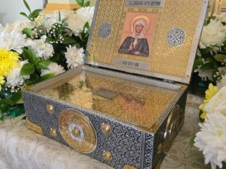 В Никольский Казачий собор 25 октября привезут мощи трех прославленных святых Святитель Спиридон Тримифунтский прославился множеством чудес при жизни он избавлял людей от бедствий исцелял больных и приводил к покаянию грешных К его помощи верующие обращаются с просьбами о заступничестве избавлении от грехов и о мирной размеренной жизни без нужды и горестей Блаженная Матрона Московская известна многочисленными исцелениями и утешением в скорби К ней обращаются за помощью при болезнях о душевном утешении в печали и отчаянии о силе противостоять злым мыслям и вредным привычкам а также о терпении и мудрости в повседневных испытаниях Традиционно к Матроне обращаются и за укреплением в вере надежде и любви Великомученица Анастасия Узорешительница свою жизнь посвятила служению людям заключенным в узах как телесных так и духовных Ее называют заступницей тех кто страдает от зависимостей греховных привязанностей и внутренних оков Святыни пробудут в регионе до 4 ноября