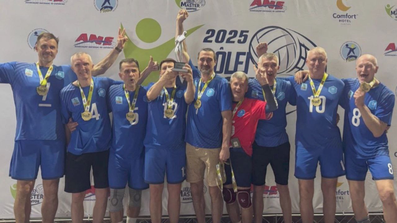 Костромские волейболисты победили на Международном чемпионате в Бразилии Он прошёл с 18 по 21 апреля в городе Сантос и собрал ветеранов спорта из разных стран. В категории 50+ встретились 8 команд из России, Австралии, Бразилии и США. Нашу страну на турнире представила сборная под названием «Кострома», куда вошли наши земляки, Евгений Цветков и Владимир Барсуков, а также спортсмены из других городов. Капитаном команды был чемпион Европы и мира по волейболу, заслуженный мастер спорта СССР и России Руслан Олихвер из Краснодара. На чемпионате «Кострома» сыграла 3 матча, все с бразильцами, и все выиграла. Наша команда является 23-кратным чемпионом России по волейболу среди ветеранов, 27-кратным победителем Кубка России. Теперь в копилке спортсменов появилась и международная награда. Помимо турнира, ветераны спорта путешествовали по стране: побывали в Сан-Паулу и Рио-де-Жанейро, познакомились с достопримечательностями. Теперь волейболисты ждут участников бразильского турнира в Кострому с ответным визитом. Владимир Барсуков, игрок волейбольной команды «Кострома» 50+ : «Страна очень дружелюбная, люди очень позитивные, для нас, россиян, наверное, слишком эмоциональные. Мы к такому не совсем привыкли. Но интересно было всё посмотреть, посмотреть на команды другие. У нас в январе проходит чемпионат «Костромская зима», и мы хотим пригласить команды Австралии, команды Бразилии и команды Америки к нам на чемпионат».