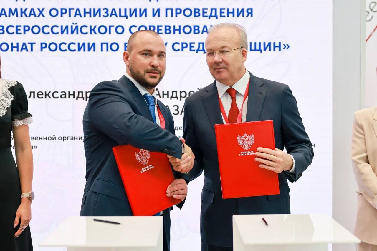 В Северной столице продолжает работу Петербургский международный экономический форум. Днём на стенде Федерации бокса России прошла торжественная церемония подписания соглашения о взаимодействии и сотрудничестве в рамках организации и проведения чемпионата России по боксу среди женщин в Уфе. Почётными участниками церемонии стали: генеральный секретарь Федерации бокса России Александр Беспутин и руководитель Федерации бокса Республики Башкортостан Андрей Назаров. Александр Беспутин: «Очень хорошо, когда руководители региональных федераций взаимодействуют с руководством Федерации бокса России. Андрей Назаров очень активно участвует в боксёрской и региональной жизни, уделает большое внимание спорту. В Уфе уже проходил женский чемпионат России по боксу, в городе всегда нас тепло встречают, спортсмены себя комфортно ощущают и видно как в городе любят бокс» Андрей Назаров: «Республика Башкортостан имеет хорошую инфраструктуру для занятий спортом. По количеству спортивных объектов мы входим в тройку и мы стремимся их увеличивать. В ближайших планах у нас строительство Центра прогресса бокса и проведение чемпионата России по боксу среди женщин. Этот турнир даст дополнительную популяризацию бокса и в целом здорового образа жизни, для нас это важный момент. Благодарим Федерацию бокса России и Умара Кремлёва за оказанную честь и доверие, за развитие бокса и спорта в России и мире» Также одним из гостей на стенде Федерации бокса России был чемпион России и участник Олимпийских игр Иван Верясов: "На нашем стенде появился новый снаряд - это обновлённая груша. Её изготовили наши друзья из компании "Крокус", она показывает хорошие и качественные результаты, очень нам нравится и мы с большим удовольствием проводим с ней все мероприятия» Читать подробнее Отдай свой голос боксу!