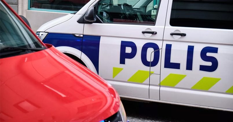 В Финляндии на территории одного из отелей взорвался фургон в результате чего погибли два человека Инцидент произошёл на юго востоке страны Взрыв повредил фасад здания и несколько автомобилей после чего вспыхнул пожар Огонь распространился на входной навес отеля однако само здание серьёзно не пострадало Полиция начала расследование причин происшествия