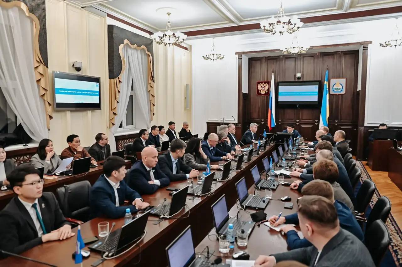 Бурятия сохранит налоговые льготы для малого бизнеса Сегодня депутаты фракции Единой России Народного Хурала обратились с инициативой сохранить налоговые льготы для малого бизнеса Бурятии Инициатива правительством поддержана Итак в Бурятии сохранится выгодная система ставок налога для юрлиц и индивидуальных предпринимателей соответствующих определенным критериям 1 с доходов и 5 с разницы между доходами и расходами В республике около 34 6 тысяч субъектов малого и среднего предпринимательства из которых почти треть пользуются упрощённым налогообложением Общая сумма налоговых льгот полученных предпринимателями Бурятии за последние 5 лет достигла беспрецедентных 22 4 млрд рублей включая 7 млрд за 2025 год Сегодня нашим предприниматели особенно нужна поддержка Они основа экономики Бурятии