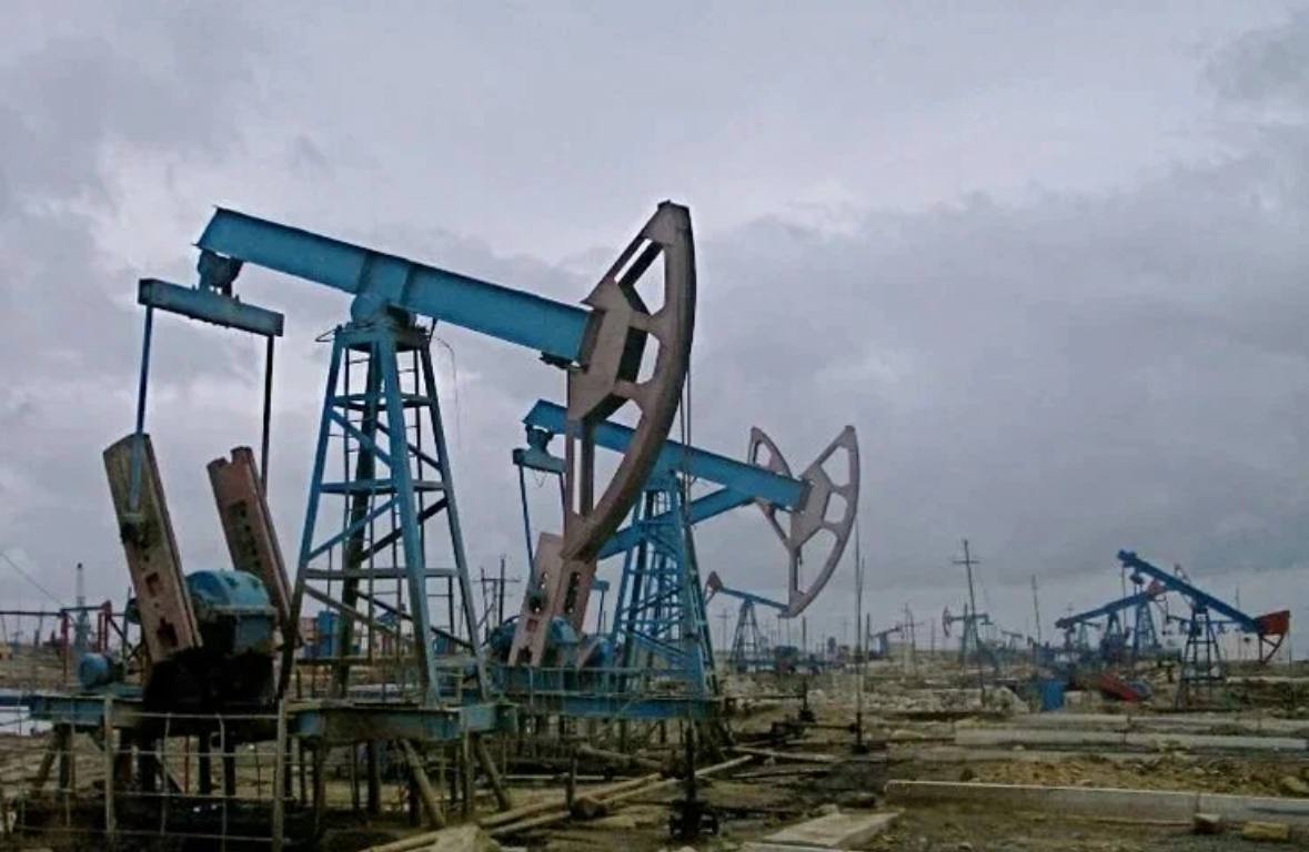Азербайджан добыл 7 млн нефти в третьем квартале 2025 года В третьем квартале 2025 года добыча нефти в Азербайджане достигла 7 млн тонн Об этом сообщается в отчете государственной азербайджанской компании SOCAR За этот период SOCAR добыла 1 8 млн тонн нефти и 1 94 млрд кубометров газа на месторождениях которые она эксплуатирует самостоятельно или в качестве мажоритарного акционера В то же время добыча газа в стране увеличилась на 7 4 по сравнению с аналогичным периодом 2024 года достигнув 13 млрд кубометров В целом в третьем квартале 2025 года в Азербайджане было добыто 7 млн тонн сырой нефти За указанный период SOCAR экспортировала на внешние рынки 4 1 млн тонн нефти Эта цифра включает нефть добытую самой SOCAR а также долю прибыли от добычи нефти международными консорциумами действующими в Азербайджане которая распределяется между азербайджанским государством и SOCAR Экспорт природного газа из страны составил 6 3 млрд кубометров в то время как внутреннее потребление составило 2 4 млрд кубометров Экспорт природного газа увеличился на 8 7 В третьем квартале SOCAR переработала 1 7 млн тонн нефти и 760 млн кубометров газа В общей сложности 639 200 тонн нефти нефтехимической и газохимической продукции произведенной на предприятиях SOCAR в Азербайджане были экспортированы на зарубежные рынки Экспорт нефти нефтехимической и газохимической продукции вырос на 2 7