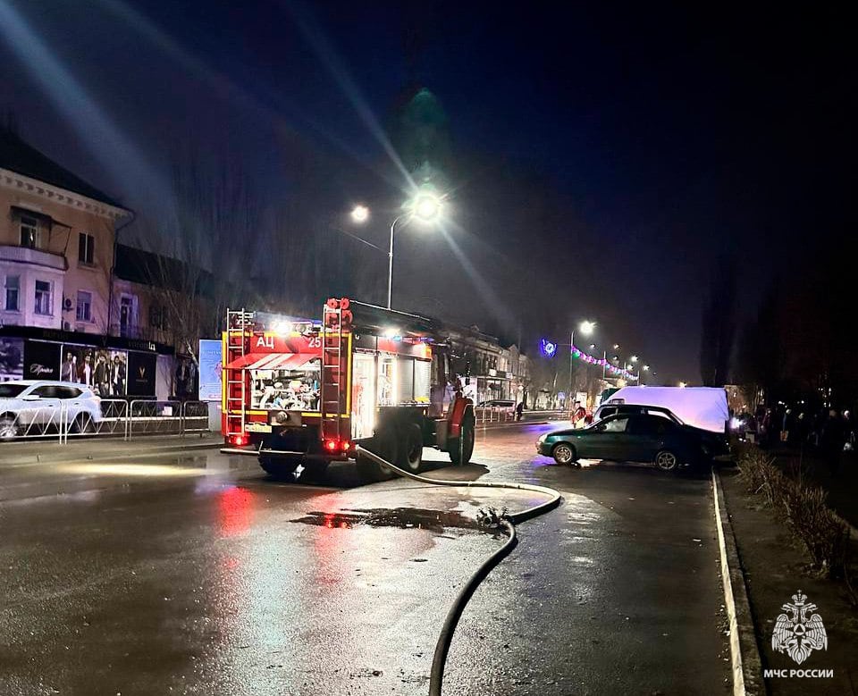 В Бердянске загорелся легковой автомобиль.   Автомобиль оперативно потушили специалисты отделения 25 пожарно-спасательной части МЧС России. К счастью, водитель не пострадал.   Предварительная причина пожара — короткое замыкание электропроводки автомобиля.  МЧС России напоминает:  ⏺огнетушитель всегда должен быть в салоне автомобиля; ⏺следи за исправностью транспортного средства; ⏺техосмотр авто проходи вовремя.    ЗАПОРОЖСКИЙ ТЕЛЕГРАФ