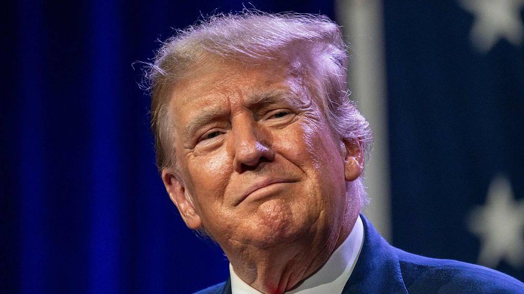 США и Турция обсуждают снятие санкций с Сирии Президент США Дональд Трамп заявил о возможном смягчении санкций в отношении Сирии. По его словам, этот вопрос обсуждается совместно с президентом Турции. Эрдоган предложил снять санкции, чтобы дать Сирии «новый старт», и США готовы рассмотреть это предложение. Подпишись тут новости