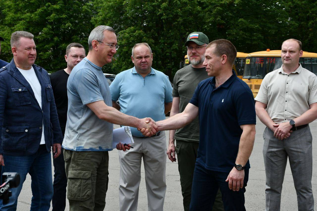 Губернатор Владислав Шапша вернулся из рабочей поездки в ЛНР Подробностями поездки глава региона пообещал поделиться позже, что известно на данный момент: Владислав Шапша встретился руководителем администрации главы ЛНР Алексеем Самойловым и главой администрации Первомайского городского округа Сергеем Колягиным. Обсудили результаты нашей шефской помощи. Передали гуманитарную помощь и спецтехнику. Обсудили планы по восстановлению еще 29 объектов. Идет подготовка проектно-сметной документации по новым проектам, включению их в федеральные программы. «За Первомайском закрепился негласный статус “27-го муниципалитета Калужской области”. Всегда знаем, чем живет город, где нужна помощь», — отметил Владислав Шапша. За все время: отремонтировано более 120 многоквартирных домов; восстановлены школы, детсады, МФЦ и центр досуга — всего 50 социальных и коммунальных объектов; помогли возобновить подачу воды и тепла в дома жителей. Прислать новость Заказать рекламу