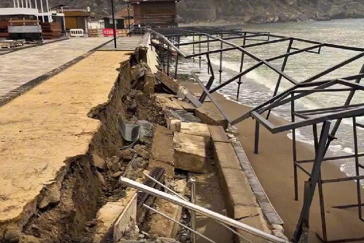 В Судаке после шторма рухнул участок обновленной набережной Разрушение произошло возле апарт отеля на первой беговой линии Море подмыло подпорную стену советских лет которая не выдержав силы стихии обрушилась практически на глазах Как рассказал КП Крым заместитель главы администрации города Вазген Карапетян претензий к подрядчику который выполнял здесь благоустройство нет работы не включали в себя капитальный ремонт подпорной стены Стена стоит с советских лет и предпосылок к тому что произошло не было Поэтому гарантийный случай на данный недостаток не распространяется Там реально произошел подмыв в результате шторма рассказал Карапетян Сейчас решается вопрос о начале восстановительных работ и определении источника финансирования В администрации города планируют завершить восстановление участка к началу курортного сезона Фото Сообщество Вокруг Крыма Вконтакте Подписывайся на truekpcrimea