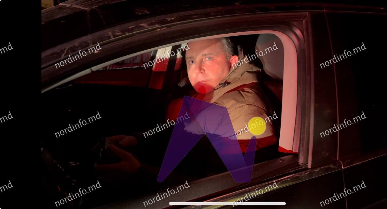 Пьяного чиновника за рулем остановили в Глодянах Заместитель главного прокурора Глодян Ион Крищук был пойман в состоянии алкогольного опьянения недалеко от Бельц Он хаотично вел автомобиль чем и привлек внимание полиции При досмотре он отказался пройти алкотест Снимавшим его журналистам Крищук тоже был не рад и пытался скрыть лицо от камеры сообщают СМИ Ему грозит лишение водительских прав и штраф