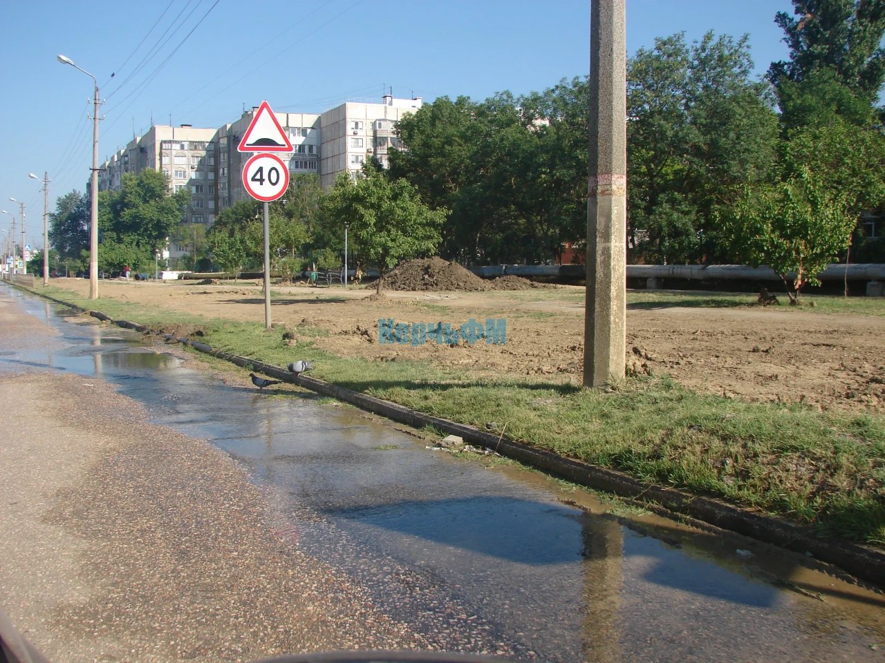 По Ворошилова в Керчи готовятся к укладке труб нового водовода В районе магазина «Талисман« по улице Ворошилова готовят траншеи под новые трубы магистрального водовода. Работает несколько единиц тяжелой техники. Рядом, по дороге в районе остановки «23 школа«, бежит поток воды, передает КерчьФМ... подробнее