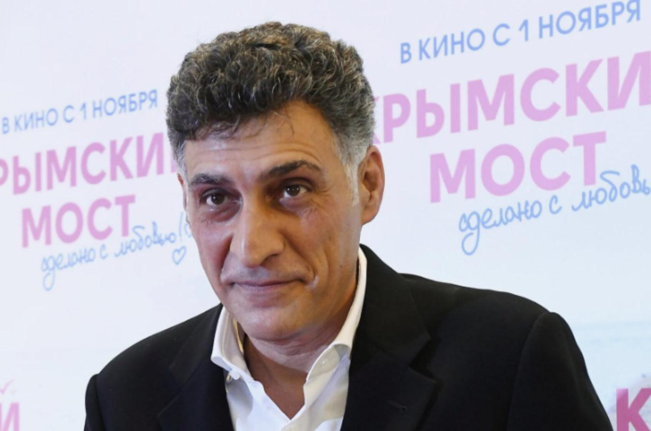 Скончался режиссер и телеведущий Тигран Кеосаян Сегодня стало известно о смерти 59 летнего режиссера и телеведущего Тиграна Кеосаяна Он скончался после девяти месяцев пребывания в коме в которую впал в январе 2025 года после клинической смерти Еще в декабре 2024 года Кеосаяна госпитализировали с обострением сердечных проблем ранее он перенес два инфаркта в 2008 и 2010 годах Маргарита Симоньян обратилась к публике после смерти супруга Спасибо всем кто молился Пожалуйста не звоните сейчас ни мне ни семье Спасибо всем спасибо В течение всего этого времени о состоянии здоровья режиссера регулярно сообщала его супруга главный редактор RT Маргарита Симоньян Om1 Новосибирск в МАХ
