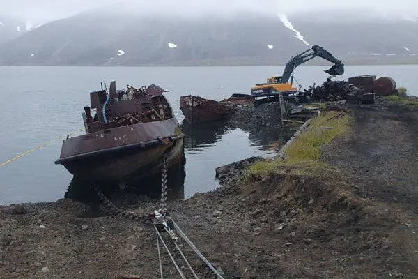 Генеральной уборкой затонувших судов на Чукотке займётся сахалинская компания Департамент природных ресурсов и экологии заключил контракт с Дальспецснабом Подрядчик должен будет поднять и утилизировать пять затонувших объектов в заливе Креста рядом с посёлком Эгвекинот Работы пройдут в рамках федерального проекта Генеральная уборка который входит в нацпроект Экологическое благополучие Подрядчик планирует начать в июле К этому времени прилетят специалисты а необходимую технику в посёлок доставят первыми судами навигации 2026   ПОДРОБНОСТИ ЗДЕСЬ тг канал vladislav kuznecov экология Информагентство Чукотка Присоединяйся к нам в МАХ