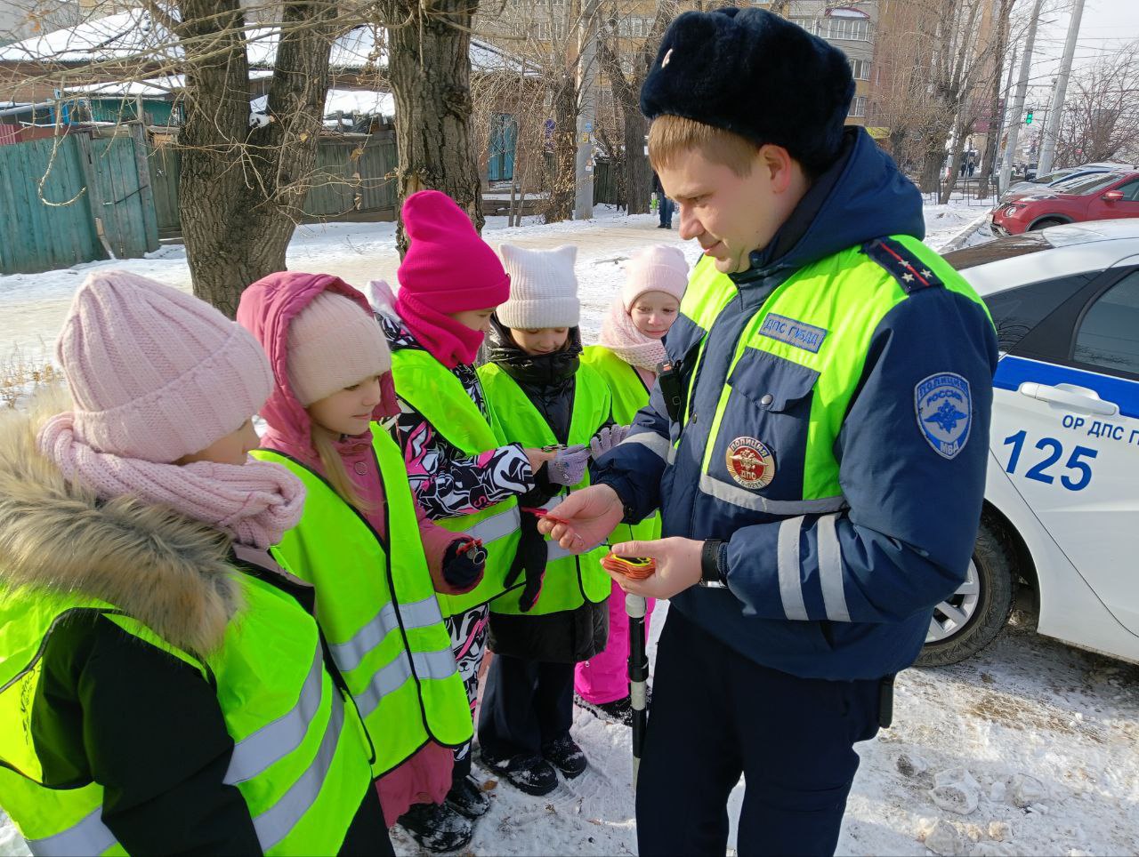 В г Чите прошла акция Белые журавлики посвящённая Дню памяти жертв дорожно транспортных происшествий Накануне Всемирного дня памяти жертв дорожно транспортных происшествий который ежегодно отмечается в третье воскресенье ноября в столице края прошла акция Белые журавлики В мероприятии приняли участие сотрудники ОР ДПС УМВД России по г Чите учащиеся и педагоги МБОУ СОШ 47 председатель совета ветеранов УМВД России по г Чите Ирина Кучинская Юные инспекторы движения вручили водителям белых бумажных журавликов символ скорби и надежды и призвали к соблюдению правил дорожного движения Автоинспекторы напомнили что безопасность на дорогах зависит от каждого участника движения Каждый погибший в ДТП это чья то утрата чья то боль Наша общая задача сделать дороги безопасными чтобы подобных трагедий становилось меньше Призываем всех участников движения соблюдать Правила дорожного движения