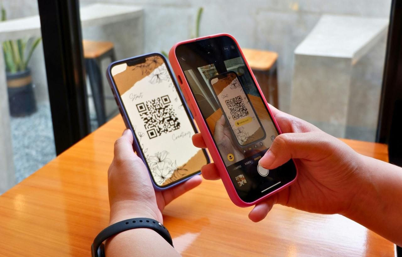 Хабаровчан обманывают с помощью QR-кодов В Хабаровске аферисты прибегают к использованию QR-кодов для похищения денежных средств у горожан. Помимо обналичивания денег через банкоматы, они также замещают QR-коды в торговых точках, заведениях общепита и рекламных материалах. Мошенники, к примеру, звонят клиентам банковских учреждений, информируя их о якобы оформленном на их имя кредите. С целью «предотвращения» снятия уже одобренной суммы, от клиента требуется войти в банковское приложение, сгенерировать QR-код и переслать его снимок экрана звонящему. Если граждане поддаются на эту уловку и отправляют QR-код, злоумышленники используют его для снятия средств с их банковских счетов через банкоматы. Фото: Unsplash AmurMedia Прислать новость