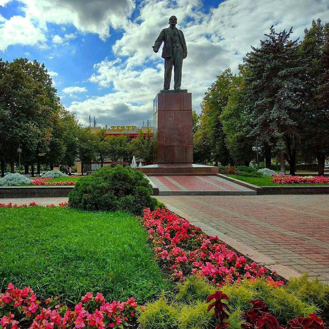 В Мытищах была отлита самая большая голова Владимира Ленина высотой 14 метров   Статуя весом 42 тонны находится в Улан-Удэ.    Сегодня ровно 101 год со дня смерти вождя мирового пролетариата и создателя Советского государства.