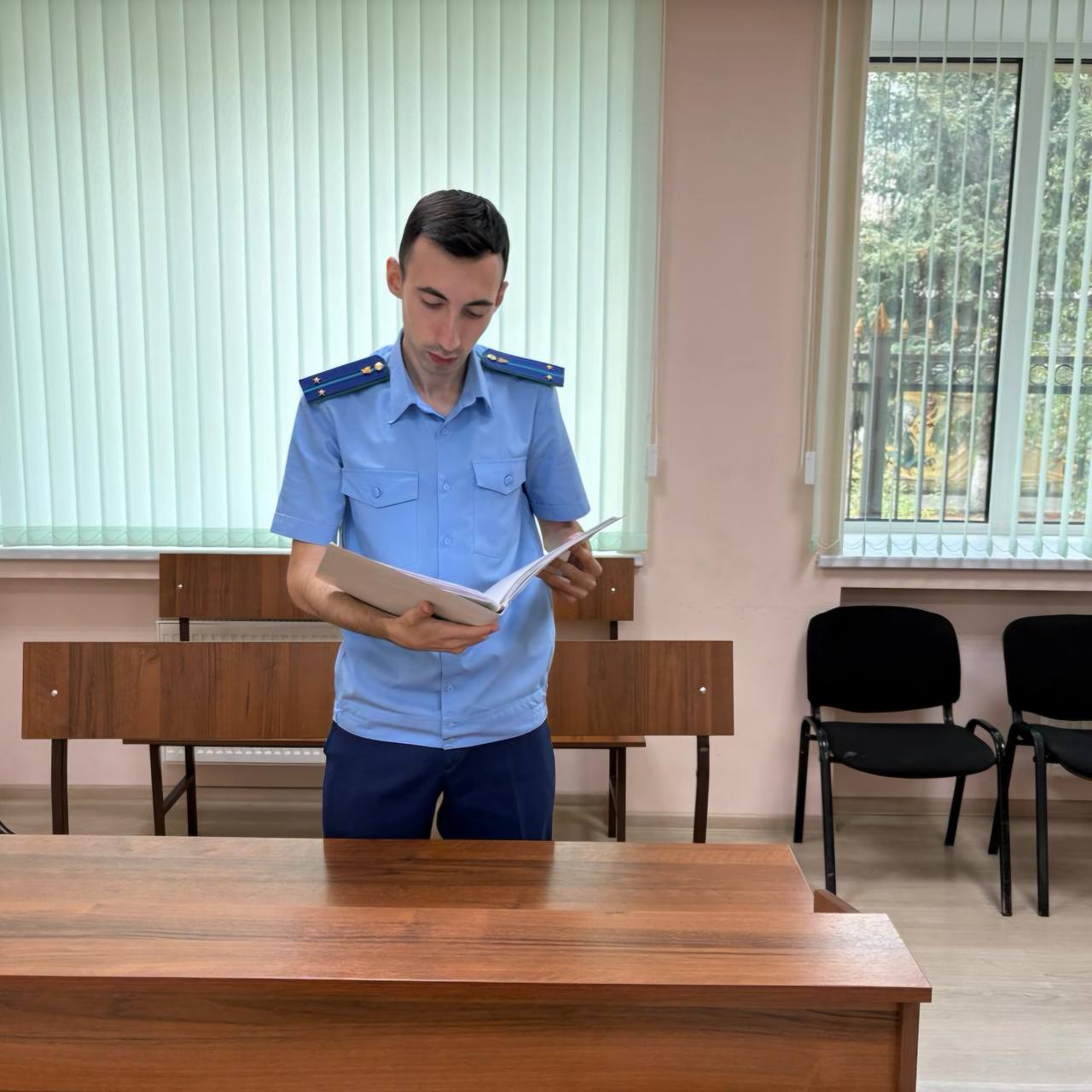 В Георгиевске мужчина осужден за склонение несовершеннолетних к употреблению наркотиков   Георгиевской межрайонной прокуратурой поддержано государственное обвинение по уголовному делу в отношении 23 летнего жителя округа Он признан виновным по п в ч 4 ст 228 1 УК РФ сбыт наркотических средств лицом достигшим 18 летнего возраста в отношении несовершеннолетнего п а ч 3 ст 230 УК РФ склонение несовершеннолетнего к потреблению наркотических средств Судом установлено что в апреле 2024 года мужчина находясь на территории станицы Незлобной предложил двум знакомым 15 летним девушкам употребить с ним наркотическое средство После этого подсудимый передал несовершеннолетним запрещенные препараты для употребления  В судебном заседании мужчина вину в совершении преступлений не признал С учетом позиции государственного обвинителя суд приговорил подсудимого к наказанию в виде лишения свободы на срок 11 лет с отбыванием в исправительной колонии строгого режима  Приговор суда вступил в законную силу   Сайт Тelegram ВК Обратиться в прокуратуру
