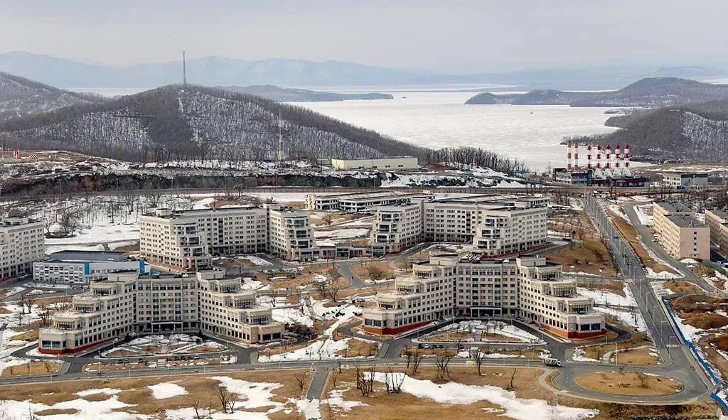 Правительство РФ запускает четвертый конкурс на создание не менее 15 новых университетских кампусов Заявку теперь могут инициировать не только регионы но и частные инвесторы Итоги конкурса будут подведены в 2026 году Уже сегодня открыт и работает кампус МГТУ им Баумана в Москве за два года введены объекты в Новосибирске Нижнем Новгороде Калининграде Челябинске и Геномный центр в Уфе В ближайшее время планируется сдача еще ряда объектов Ранее были отобраны первые 25 кампусов которые должны быть построены до 2030 года Всего по поручению президента к 2036 году в стране появится 40 современных студенческих городков выступающих драйверами развития регионов