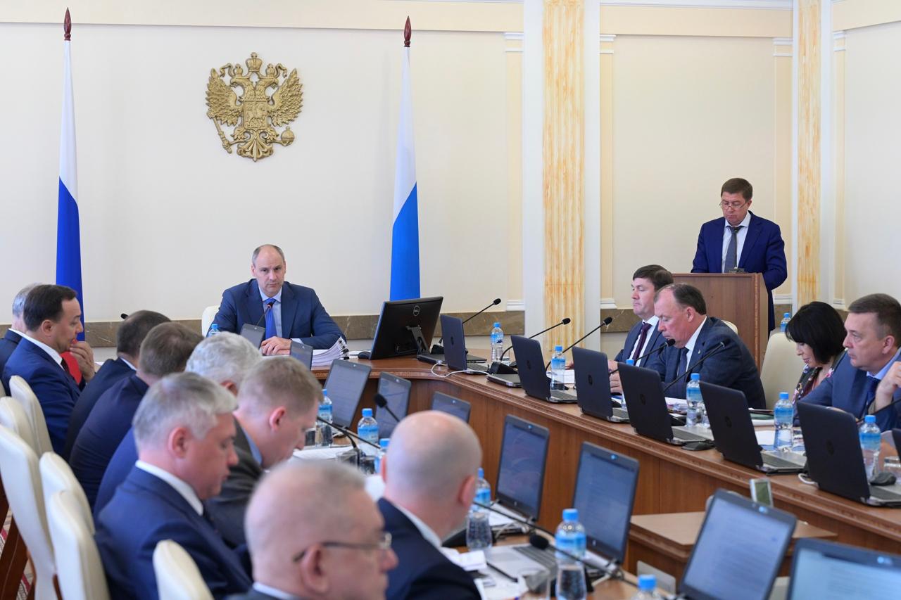 Денис Паслер поручил создать региональный штаб по подготовке к отопительному сезону Министерству энергетики и ЖКХ Свердловской области поручено организовать работу штаба, следить за готовностью муниципалитетов, координировать участников процесса и контролировать аварийные ситуации на объектах жизнеобеспечения. Кроме того, профильные министерства – здравоохранения, культуры, образования, социальной политики, физической культуры и спорта – обеспечат контроль подготовки подведомственных объектов бюджетной сферы к отопительному периоду и, в случае необходимости, окажут поддержку муниципалитетам. «К осенне-зимнему периоду 2024/2025 года 28 муниципальных образований не получили паспорта готовности. Такая статистика недопустима. Поставил перед главами муниципальных образований задачу продолжить модернизацию коммунальной инфраструктуры и замену ветхих сетей, чтобы в обязательном порядке получить паспорта готовности к следующему отопительному сезону», – подчеркивал ранее Денис Паслер. В этом году в рамках региональной программы «Модернизация коммунальной инфраструктуры» запланировано провести капитальный ремонт 28 объектов теплоснабжения, водоснабжения и водоотведения общей протяженностью более 61 километра в 17 муниципалитетах Среднего Урала, включая 12 опорных населенных пунктов. На эти цели направлено свыше 1,2 миллиарда рублей. Всего в 2025 году на модернизацию инженерных систем региона запланировано направить свыше 7 миллиардов рублей. Треть из них пойдёт на реализацию мероприятий муниципальных планов по обновлению коммунальной инфраструктуры.