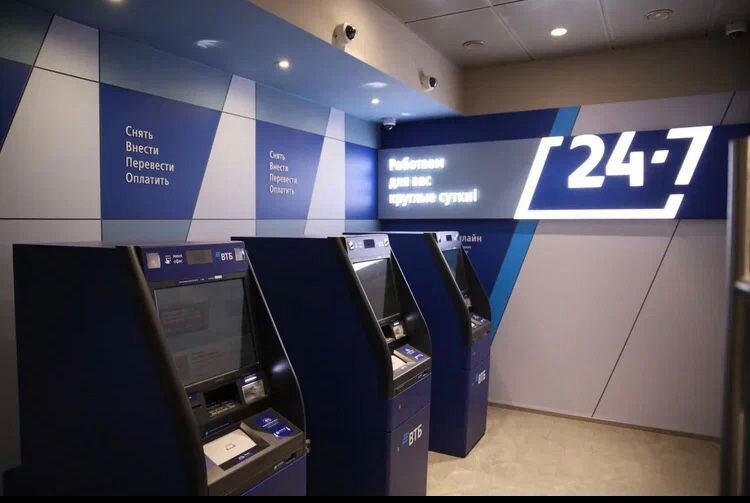 ВТБ средний чек мошенников снизился в 4 раза По оценке ВТБ средняя сумма попытки хищений денежных средств в результате атак мошенников снизилась в этом году в 4 раза Банк усилил контроль за подозрительными операциями что помогло его клиентам сохранить на 16 больше средств от атак злоумышленников чем за аналогичный период прошлого года Об этом в преддверии 16 го Инвестиционного форума ВТБ РОССИЯ ЗОВЕТ сообщил заместитель руководителя департамента по обеспечению безопасности вице президент ВТБ Дмитрий Саранцев Основные методы преступников остаются прежними социальная инженерия и кибератаки однако они постоянно эволюционируют от звонков операторов сотовой связи об изменении тарифов до схем с выводом средств через криптовалюту и дублирования аккаунтов пользователей в мессенджерах kuzzbas ru news finance 77699 html