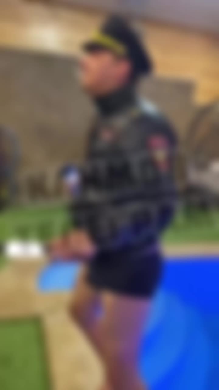 Задержание мужчины за порчу формы полиции в Краснодаре