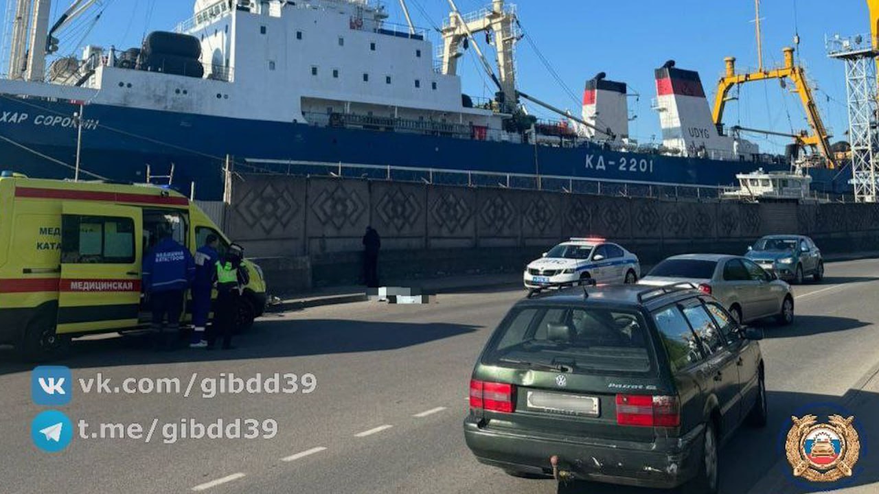 В Калининграде в результате ДТП погиб велосипедист. Столкновение произошло на ул. Правая набережная. Водитель автомобиля "Volkswagen", в состоянии алкогольного опьянения, ехал со стороны ул. Вагоностроительной в сторону улицы Баграмяна. В районе дома 3, допустил наезд на мужчину велосипедиста, следовавшего в попутном направлении. В результате ДТП велосипедист погиб на месте. На месте ДТП работают сотрудники Госавтоинспекции и следственно-оперативной группы, устанавливаются все обстоятельства и причины произошедшего. Источник: Госавтоинспекция Калининградской области