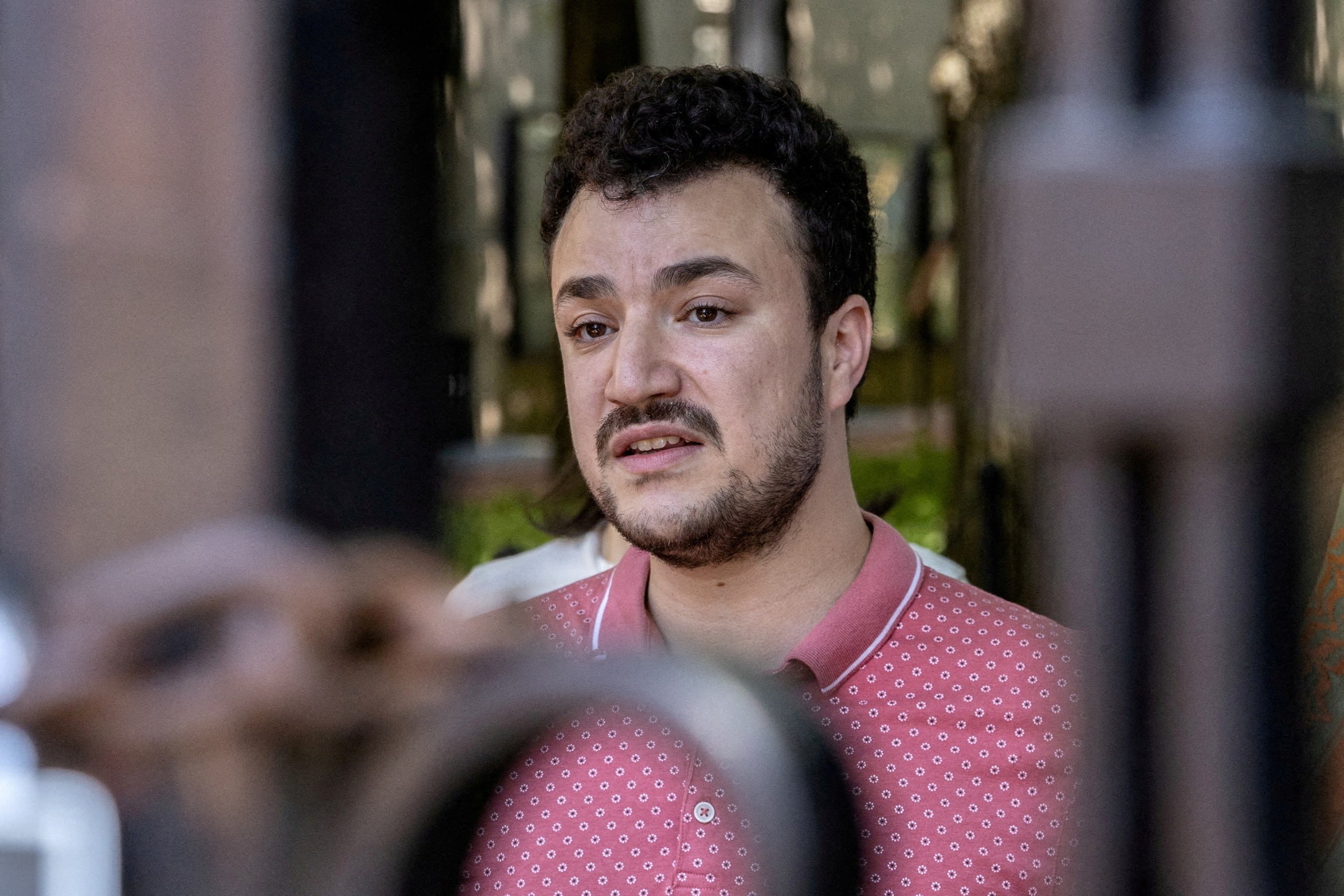 Суд разрешил депортацию активиста, являющегося постоянным жителем – NYP Иммиграционный суд в Луизиане постановил, что администрация Трампа имеет право депортировать 30-летнего активиста Махмуда Халила, известного своим участием в пропалестинских протестах на территории Колумбийского университета. Отметим, что Халил имеет грин-карту. Адвокаты Халила утверждают, что власти нарушили его право на свободу слова, однако ICE и DHS ссылаются на закон, который позволяет госсекретарю депортировать неграждан, потенциально представляющих угрозу внешней политике США. В настоящее время он находится в Центре обработки данных ICE Центральной Луизианы, и не будет депортирован немедленно, поскольку его адвокаты получат возможность оспорить судебное разбирательство перед тем, как будет вынесено окончательное решение. #мигранты #криминал Больше новостей США здесь. Подписывайся!