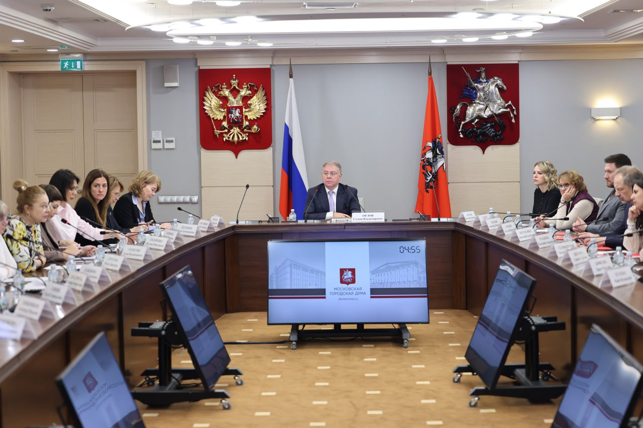 В Московской городской Думе прошло заседание круглого стола О мерах по регулированию распространения и численности инвазивных растений на территории города Москвы Чужеродные растения стремительно распространяются по нашему городу а из за своей высокой жизнеспособности от них очень тяжело избавиться поэтому они представляют собой настоящую угрозу биоразнообразию столицы так как они подавляют рост и развитие других видов растительности На круглом столе обсуждали меры которые уже реализуются Правительством Москвы или будут реализованы в будущем Артемьевнасвязи