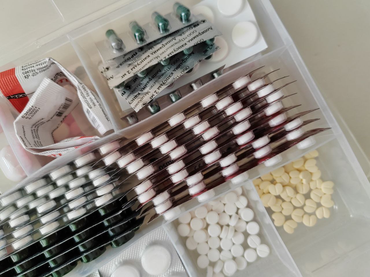 Ревмоксикам Цефяпс Зитмак регулируемые лекарства подешевели В Казахстане утверждены предельные цены на 4 994 торговых наименования лекарств 1 707 безрецептурных препаратов выведены из госрегулирования По данным комитета мед и фармконтроля в октябре 2025 года цены снизились на 50 позиций передает Петропавловск news Изменения связаны с реализацией обновлённого механизма ценообразования направленного на повышение прозрачности и предсказуемости формирования стоимости препаратов В настоящее время предельные цены утверждены на 4994 торговых наименования лекарственных средств Ещё 1707 безрецептурных препаратов выведены из государственного регулирования и реализуются по рыночным ценам при постоянном мониторинге со стороны уполномоченного органа сообщает пресс служба министерства здравоохранения В 2025 году комитет медицинского и фармацевтического контроля министерства здравоохранения провёл мониторинг цен на лекарственные средства в 20 регионах страны В исследование были включены 50 наиболее востребованных препаратов из пяти фармакологических групп противовирусные противовоспалительные антибактериальные сердечно сосудистые и препараты для лечения заболеваний желудочно кишечного тракта По результатам анализа в сентябре текущего года по сравнению с июнем отмечено снижение цен на 34 позиций в среднем на 7 8 в октябре на 50 позиций в среднем на 11 1 Наиболее выраженное снижение зафиксировано по препаратам Гепар композитум Ревмоксикам Цефяпс ВАЛМАК Н Зитмак Указанные лекарственные средства занимают значительное место в структуре потребления и применяются при лечении широкого спектра заболеваний Комитет медицинского и фармацевтического контроля продолжает проводить системный мониторинг цен на лекарственные препараты и анализ тенденций рынка чтобы обеспечить население безопасными и качественными лекарствами по справедливым ценам О случаях нарушений при реализации лекарственных средств можно сообщить через мобильные приложения DariKZ и Naqty Оnim а также обратившись в региональные департаменты КМФК новостиСКО СКОновости новостиКазахстана новости новостиПетропавловска