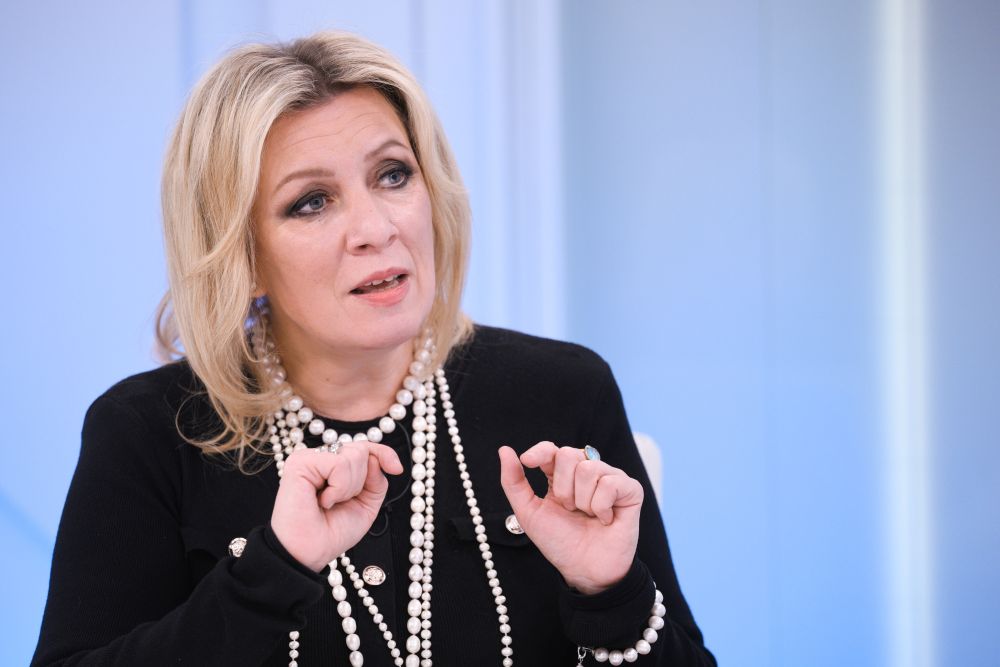 Владимир Зеленский говоря о невозможности проведения выборов на Украине продолжает глумиться над украинцами Об этом заявила официальный представитель МИД России Мария Захарова в Telegram канале Дипломат ссылаясь на сообщения СМИ обратила внимание на то что Зеленский опроверг информацию о намерении огласить 24 февраля дату проведения выборов на Украине Кроме того он вновь начал выдвигать условия По словам украинского политика к голосованию можно переходить только после обеспечения безопасности при прекращении огня и наличии соответствующих гарантий То есть 1 апреля без указания года Глумление над громодянами продолжается написала Захарова Фото РИА Новости Подписаться на Российскую газету Читать нас в MAX