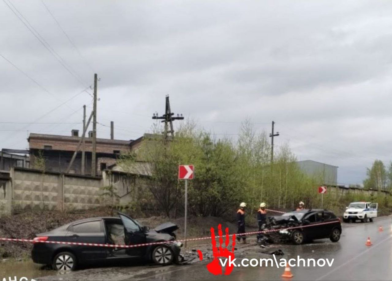 Смертельное ДТП на трассе в Челябинской области Сотрудники ГИБДД выясняют обстоятельства смертельного ДТП в Кыштымском городском округе. 9 мая 2025 года около 18:40 на 7-м километре автодороги «Кыштым – Тайгинка – Сайма» произошло серьезное дорожно-транспортное происшествие. По предварительной информации, 42-летний водитель Kia Riа в условиях дождя выехал на встречную полосу, где столкнулся с автомобилем Lifan X50 под управлением мужчины 1989 года рождения. В результате аварии погибла пассажирка Lifan, девушка 2001 г.р. – смерть наступила на месте. - Водители обоих автомобилей и пассажирка женщина 1995 г.р. получили травмы и были доставлены в больницу.