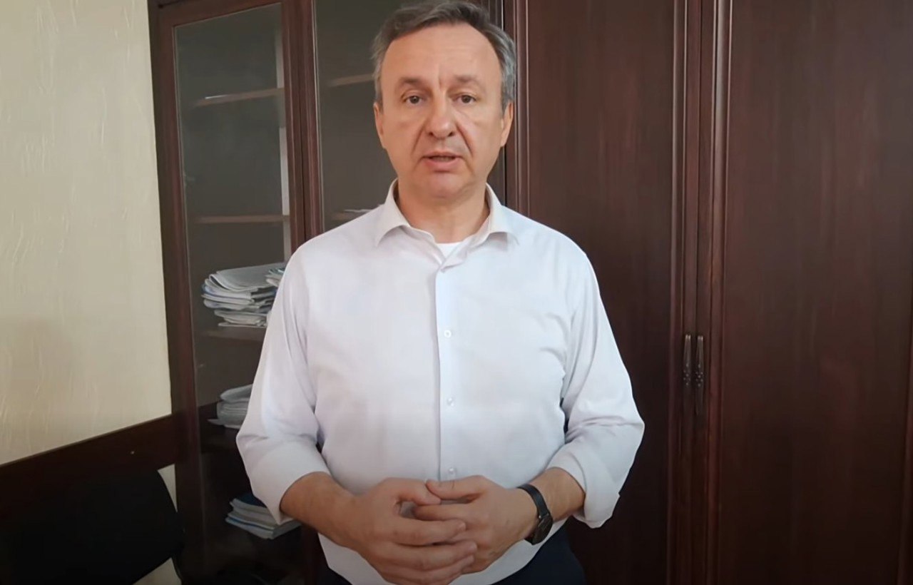 Примар Кодру Стелиан Маник объявил о выходе из PAS Примар города Кодру Стелиан Маник объявил о своём выходе из партии Действие и солидарность PAS В видеообращении опубликованном 4 ноября на Facebook он обвинил часть членов партии в участии в политических играх совместно с советниками других формирований что по его словам привело к блокировке важных для города проектов Дорогие жители Кодру вы вероятно заметили что строительные работы начинаются слишком поздно в середине осени Некоторые из них не удаётся завершить а другие даже начать Главная причина политические игры в городском совете из за которых утверждение бюджета задержалось на пять месяцев в прошлом году и на четыре месяца в этом заявил Маник Он также сообщил что последнее внеочередное заседание местного совета прошедшее на прошлой неделе обошлось бюджету в 100 000 леев и завершилось принятием решений ограничивающих деятельность примэрии включая блокировку строительства новой школы Как педагог и примар я воспринимаю это решение как крайне серьёзное Нашему городу необходимо как минимум четыре школы и три детских сада К сожалению эти политические игры организованные MAN ПСРМ и платформой Достоинство и правда поддержали и некоторые коллеги из PAS отметил он Маник подчеркнул что неоднократно обращался к руководству PAS информируя о ситуации однако реакции не последовало Последнее голосование когда часть коллег поддержала партии блокировавшие строительство школы заставило меня принять трудное решение выйти из партии заключил примар