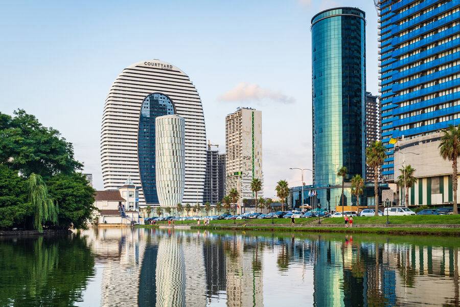 ОАЭ построит в Грузии два города на 6 6 млрд Премьер министр Грузии Ираклий Кобахидзе объявил о создании совместной с инвесторами из ОАЭ компании Eagle Hills которая воплотит в жизнь беспрецедентный проект по строительству двух городов на 6 6 млрд По словам политика доля Тбилиси в организации составит одну треть при этом грузинская сторона не берет на себя никаких финансовых обязательств или гарантий участвуя в проекте территориями Кобахидзе также сообщил что проект который начнется в 2026 году а завершится через десять лет будет реализован на территории в 850 гектаров из которых 600 в Аджарии а 250 в Тбилиси bisrub