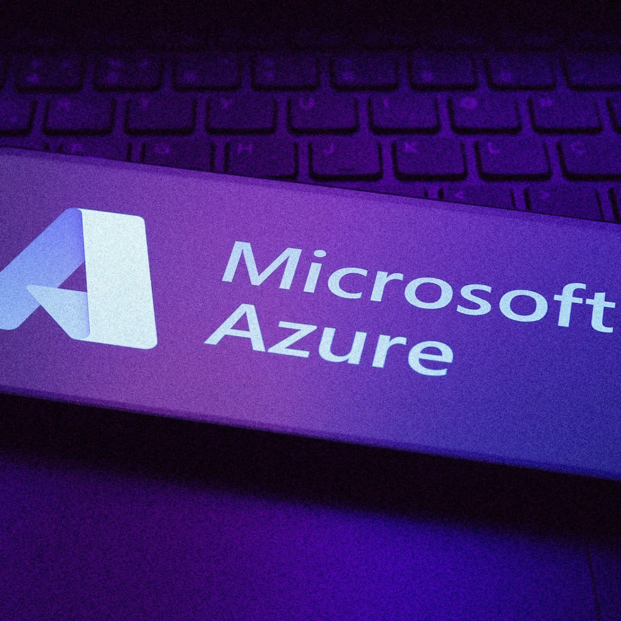Сбой в платформе Microsoft Azure вывел из строя ключевые сервисы компании и нарушил работу сторонних клиентов Не работали Microsoft 365 Xbox Minecraft а также сайты и приложения крупных компаний вроде Alaska Airlines Kroger и Starbucks Причиной стала ошибочная конфигурация платформы инженеры быстро откатили изменения и вернули стабильную версию Инцидент случился всего за несколько часов до публикации квартального отчёта Microsoft и стал вторым масштабным сбоем глобальных облачных сервисов за 2 недели