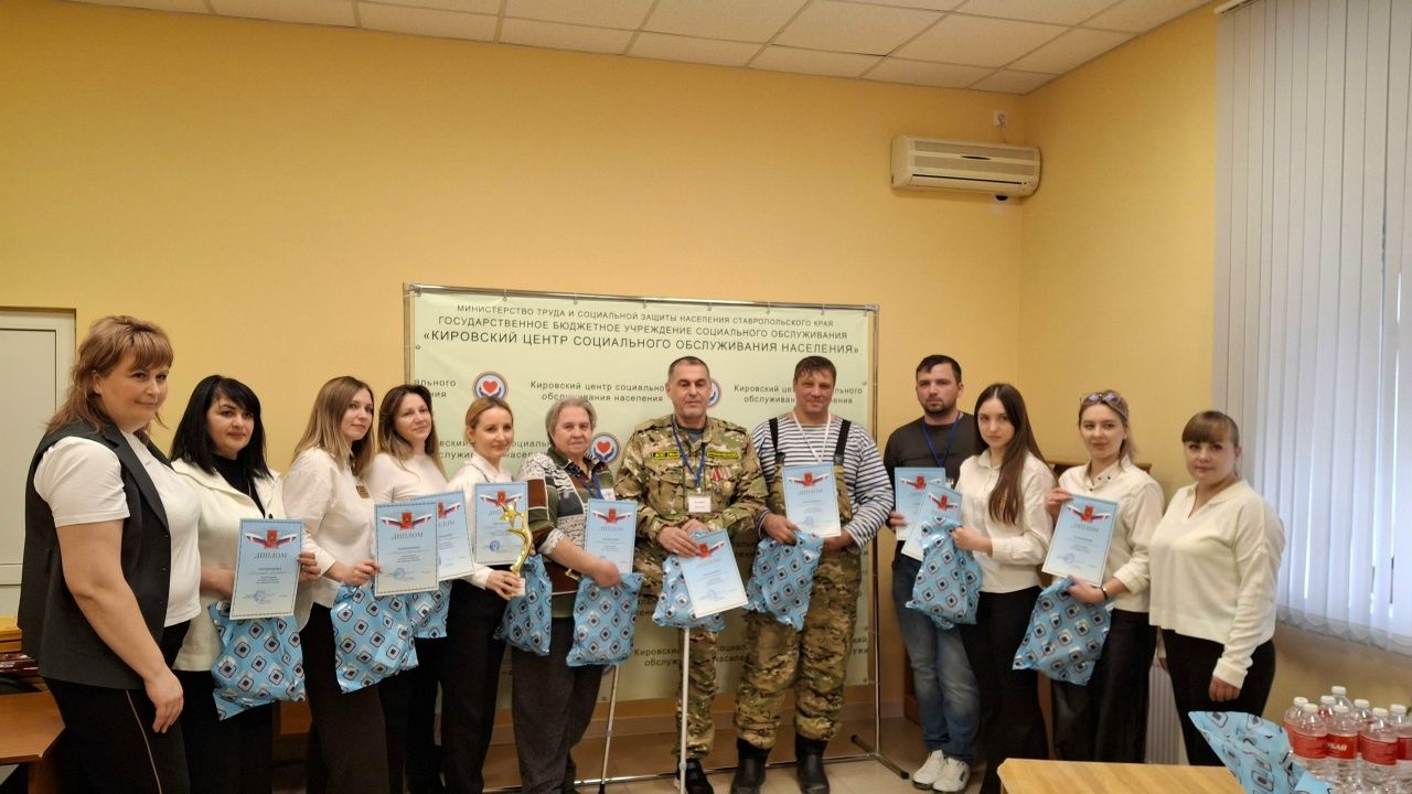 В Кировском центре социального обслуживания населения прошёл турнир по нардам посвящённый Дню защитника Отечества Участниками турнира стали сотрудники центра и бойцы СВО Все продемонстрировали силу духа и спортивный азарт Атмосфер при этом царила самая дружеская и настоящие мужчины галантно уступили победу прекрасному полу Первое место заняла юрист центра Карлова Татьяна В перерывах всех участников угощали кислородным коктейлем Присоединяйтесь к каналу Голоса времени в MAX по ссылке   max ru id2623029330 gos15