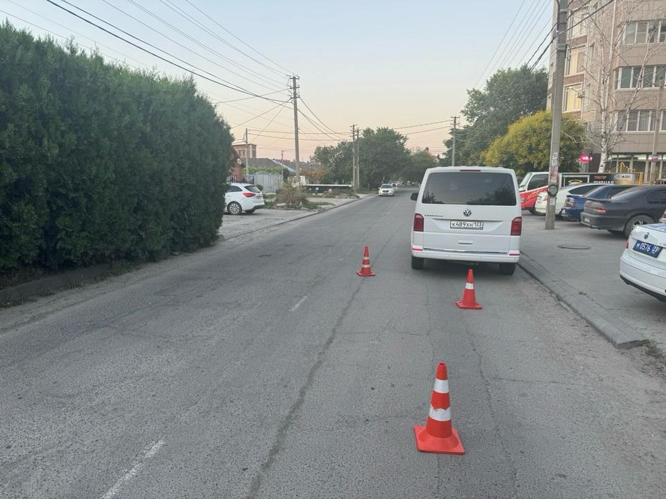 1 2 3 4 5 Несовершеннолетняя девочка попала под колеса автомобиля на одной из улиц города Водитель автомобиля Volkswagen допустил наезд на 10-летнюю девочку, которая переходила проезжую часть дороги в неустановленном месте в зоне видимости пешеходного перехода. В результате ДТП несовершеннолетняя получила телесные повреждения. Ей было назначено амбулаторное лечение. Предварительная причина дорожно-транспортного происшествия: нарушение пешеходом пункта 4.3 Правил дорожного движения, а именно пешеходы должны переходить дорогу по пешеходным переходом, подземным или надземным пешеходным переходом, а при их отсутствии - на перекрёстках по линии тротуаров или обочин. Сотрудники Госавтоинспекции устанавливают все обстоятельства дорожно-транспортного происшествия. ℹ Полиция Анапы настоятельно рекомендует всем родителям провести беседы со своими детьми о мерах безопасности на дорогах и соблюдении Правил дорожного движения. Недопустимости использования смартфонов и других гаджетов при переходе дороги. А также предусмотреть наличие на одежде детей световозвращающих элементов. ℹ А водителям полицейские напоминают о необходимости соблюдения скоростного режима и проявления бдительности за рулем, особенно при ограниченной видимости на перекрестках и возле мест возможного появления детей на дороге. Полиция Анапы Вконтакте Одноклассники Rutube Дзен