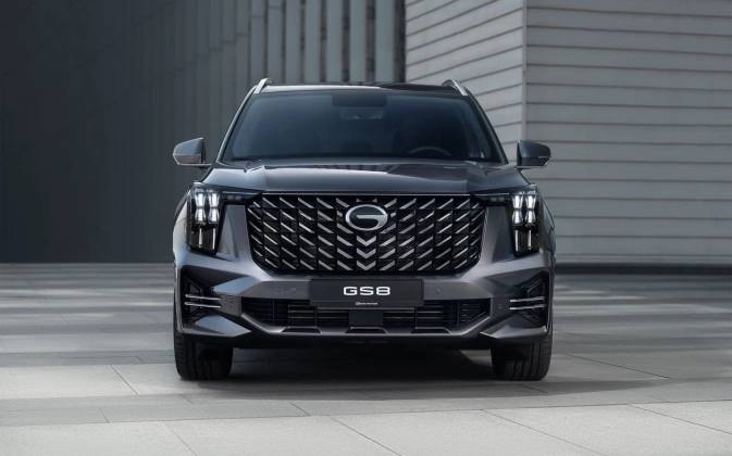 GAC GS8 получил в России новую версию GL Автомобиль получил пятиместную компоновку и увеличенное багажное отделение. До этого такая версия была доступна только с семью местами. Дополнительно модель оснащена полным зимним пакетом, включающим подогрев всех сидений и руля, интеграцией смартфона CarPlay и Android Auto, вентиляцией передних сидений. Стоимость автомобиля в обновленной комплектации на данный момент не озвучена.