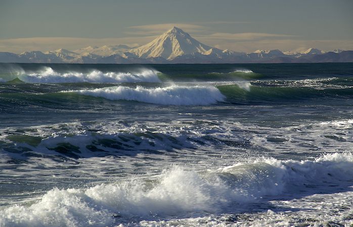 Прибрежные участки на западе Камчатки может подтопить морской водой  Участок побережья от поселка Октябрьского Усть-Большерецкого района до села Устьевого Соболевского района на Камчатке может оказаться подтопленными, сообщает ГУ МЧС России по региону.  "Перелив песчаных кос морской водой прогнозируют на западном побережье Камчатки. Может быть подтоплен участок побережья от поселка Октябрьского Усть-Большерецкого района до села Устьевого Соболевского района. Штормовое предупреждение сохранится до утра 17 октября. Спасатели настоятельно рекомендуют не выезжать в этот период на указанную прибрежную зону", - говорится в сообщении.  Песчаную косу до поселка Октябрьского на Камчатке регулярно размывает штормами, что затрудняет подъезд к рыболовецкому населенному пункту.