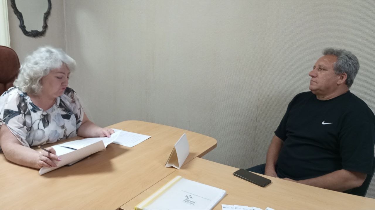 Выездной прием по вопросам социальной поддержки ℹ Сегодня Екатерина Соколик, руководитель филиала № 8 ГКУ ЛНР «РЦСЗН» в Краснодонском муниципальном округе, провела выездной приём граждан в городе Суходольске. Мероприятие было организовано с целью оказания оперативной помощи и консультаций местным жителям по вопросам социальной поддержки. Одним из основных направлений стало разъяснение процедур оформления документов для получения удостоверения «Ветеран труда», а также разъяснение прав и льгот, положенных данной категории граждан. Особое внимание было уделено вопросам, связанным с реабилитационными услугами для людей с ограниченными возможностями здоровья и другими социально важными темами.