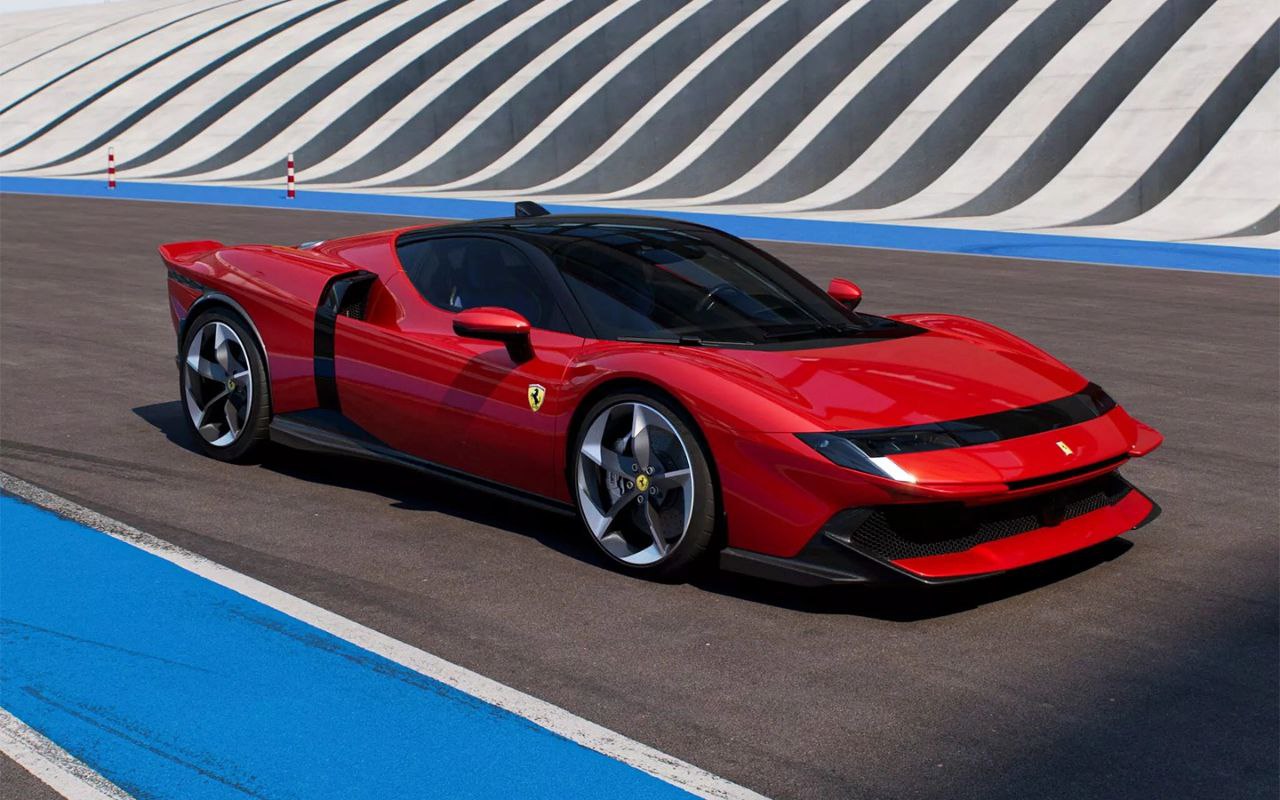 Компания Ferrari показала гибридный суперкар 849 Testarossa получивший мотор рекордной мощности для серийных автомобилей итальянского бренда Машина оснащена классическим V8 с двумя турбинами а также электромоторами на каждой из осей Тубины же по заявлениям Ferrari стали самыми большими которые когда либо устанавливали в суперкары итальянской марки Общая мощность составляет 1050 л с что делает 849 самым мощным серийным Ferrari за всю историю Моторы позволяют разгонять новинку до 100 км ч за 2 2 секунды До 200 км ч спорткар доедет за 6 3 секунды Максимальная скорость заявленная производителем составляет 330 км ч Цены на новую Ferrari 849 Testarossa пока не объявлены но эксперты предполагают что они будут стартовать от 470 тыс чуть более 39 млн руб